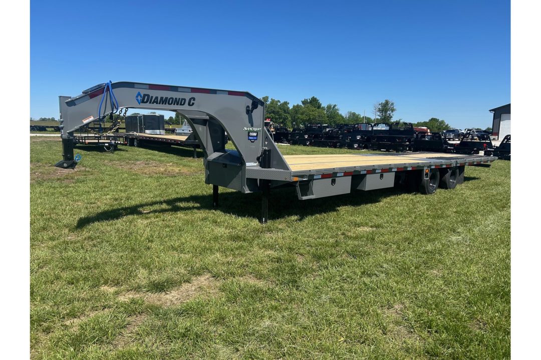 New 2026 Diamond C 102x32 Tandem 25.9K GN Pacesetter Hydrotail w/ Hydraulic Jacks, EOH Brakes, & Solar Charger