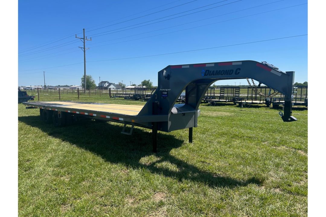 New 2026 Diamond C 102x32 Tandem 25.9K GN Pacesetter Hydrotail w/ Hydraulic Jacks, EOH Brakes, & Solar Charger