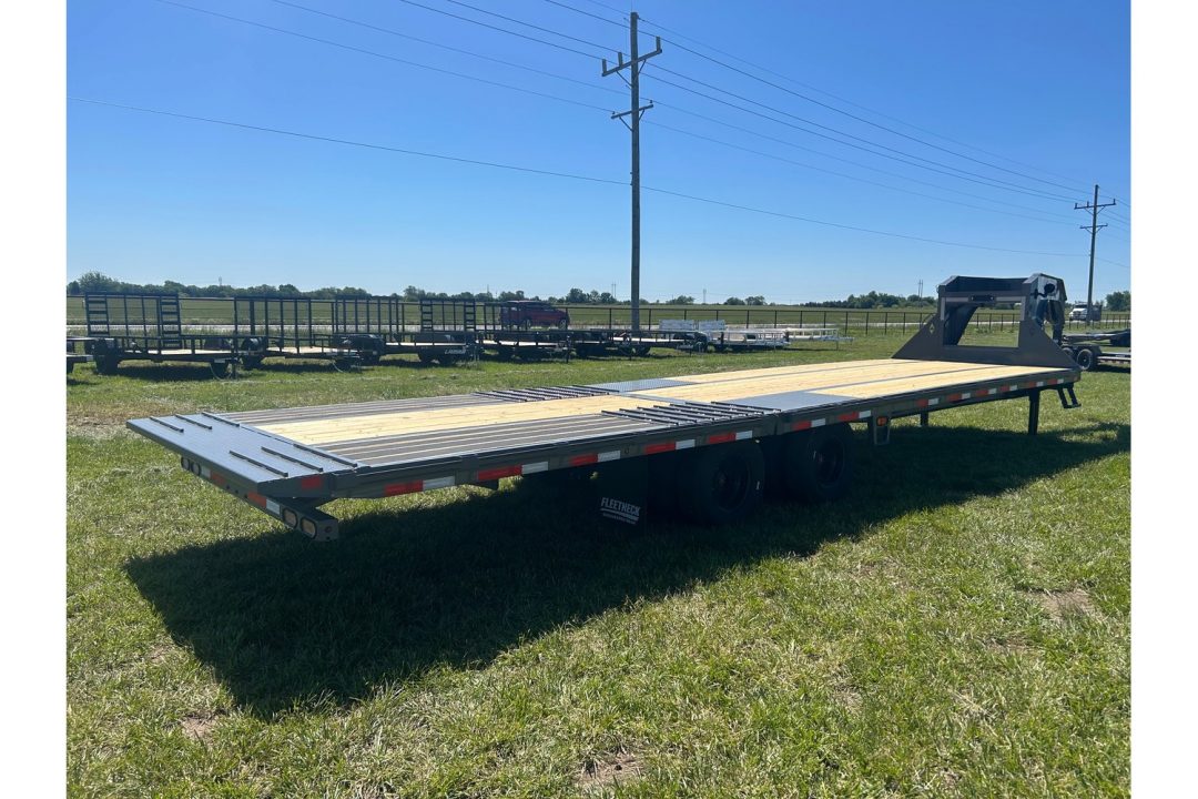 New 2026 Diamond C 102x32 Tandem 25.9K GN Pacesetter Hydrotail w/ Hydraulic Jacks, EOH Brakes, & Solar Charger