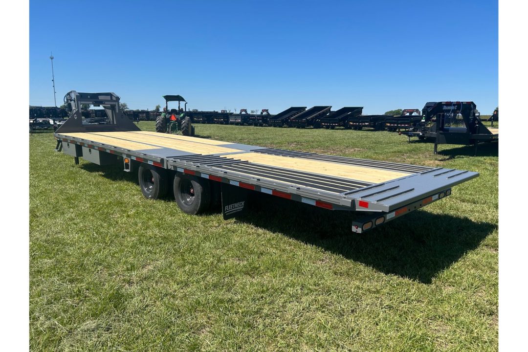New 2026 Diamond C 102x32 Tandem 25.9K GN Pacesetter Hydrotail w/ Hydraulic Jacks, EOH Brakes, & Solar Charger