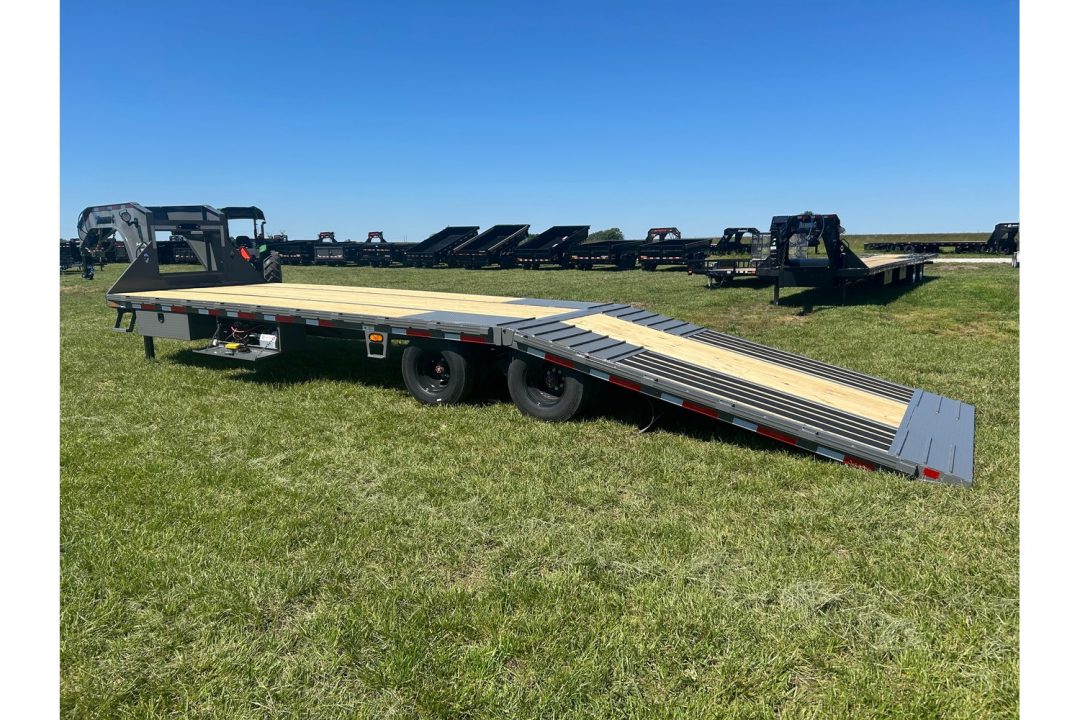 New 2026 Diamond C 102x32 Tandem 25.9K GN Pacesetter Hydrotail w/ Hydraulic Jacks, EOH Brakes, & Solar Charger