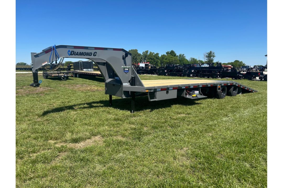 New 2026 Diamond C 102x32 Tandem 25.9K GN Pacesetter Hydrotail w/ Hydraulic Jacks, EOH Brakes, & Solar Charger