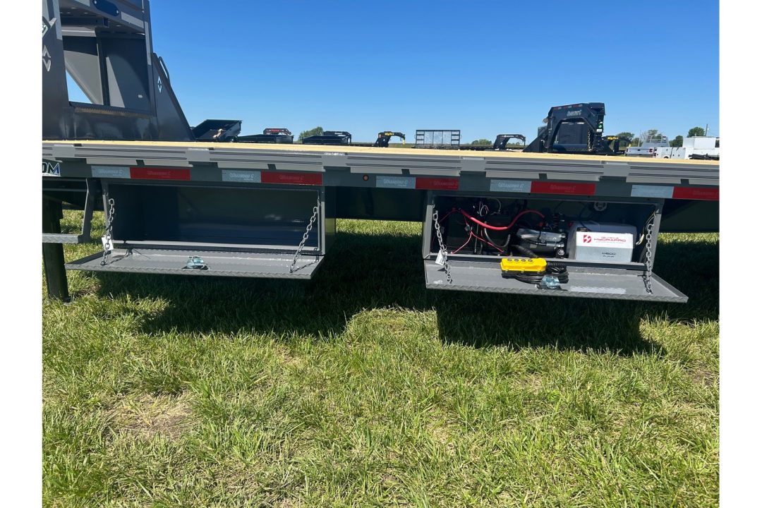 New 2026 Diamond C 102x32 Tandem 25.9K GN Pacesetter Hydrotail w/ Hydraulic Jacks, EOH Brakes, & Solar Charger