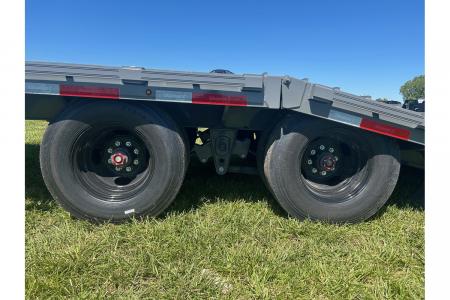 New 2026 Diamond C 102x32 Tandem 25.9K GN Pacesetter Hydrotail w/ Hydraulic Jacks, EOH Brakes, & Solar Charger