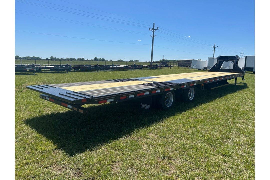 New 2026 Diamond C 102x40 Tandem 40K GN Pacesetter Hydrotail w/ Hydraulic Jacks, Ratchet Rail, Dunnage Rack, & Aluminum