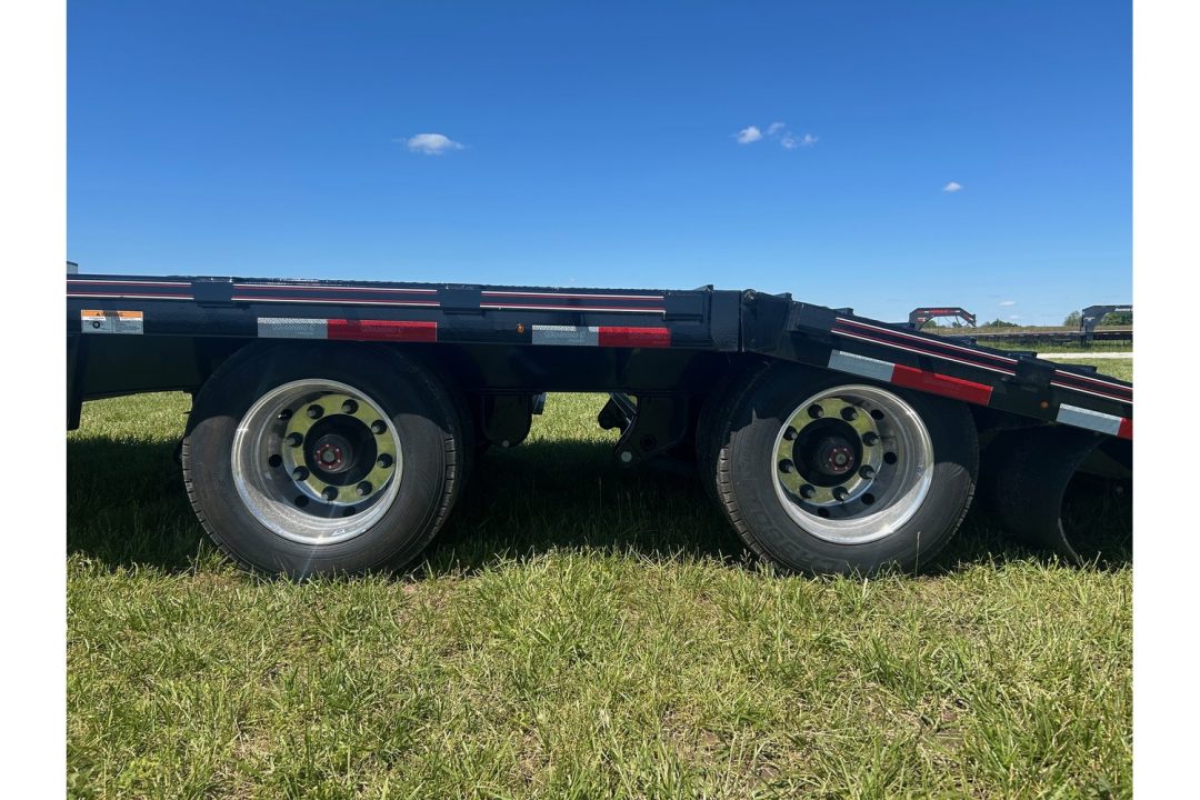 New 2026 Diamond C 102x40 Tandem 40K GN Pacesetter Hydrotail w/ Hydraulic Jacks, Ratchet Rail, Dunnage Rack, & Aluminum