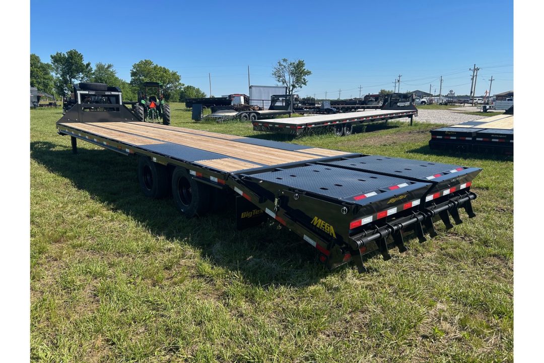 New 2026 Big Tex 102x33 Tandem 25.9K GN Flatbed w/ 2-Speed Jacks, Load Lights, Sliding Ratchet Rail, & 14 Ply Tires
