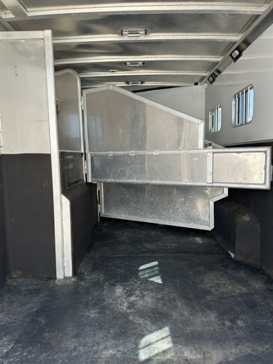 Consignment 2008 Exiss 3 Horse Living Quarter