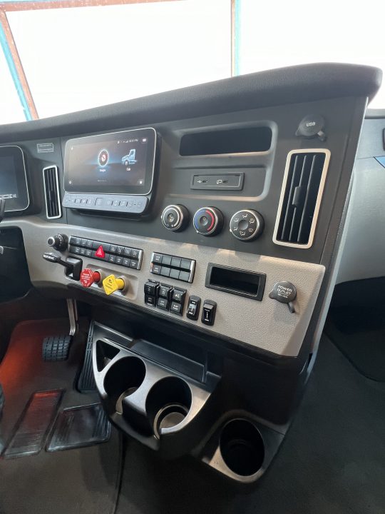 2025 Renegade photo 4