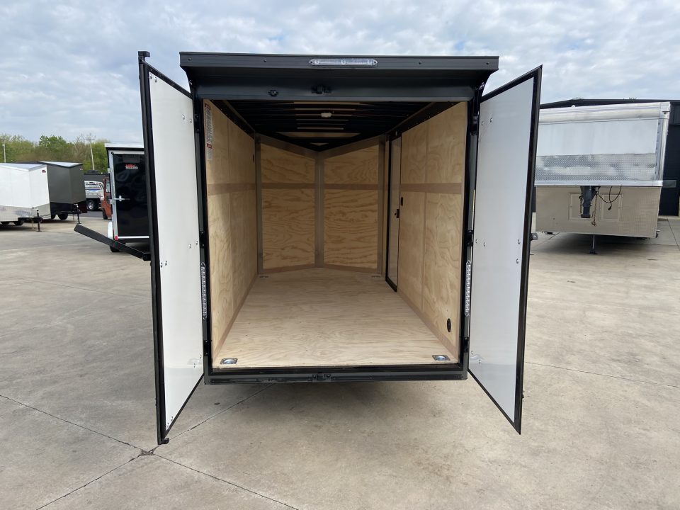 New United UJ-612 Enclosed Trailer