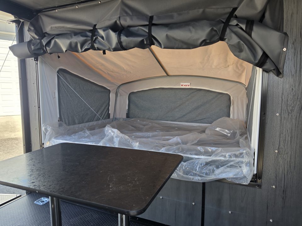 New 5.5 X 10 ENCLOSED TENT TRAILER SINGLE AXLE FOLD OUT BUNK KITCHENETTE TABLE 2027 FOREST RIVER