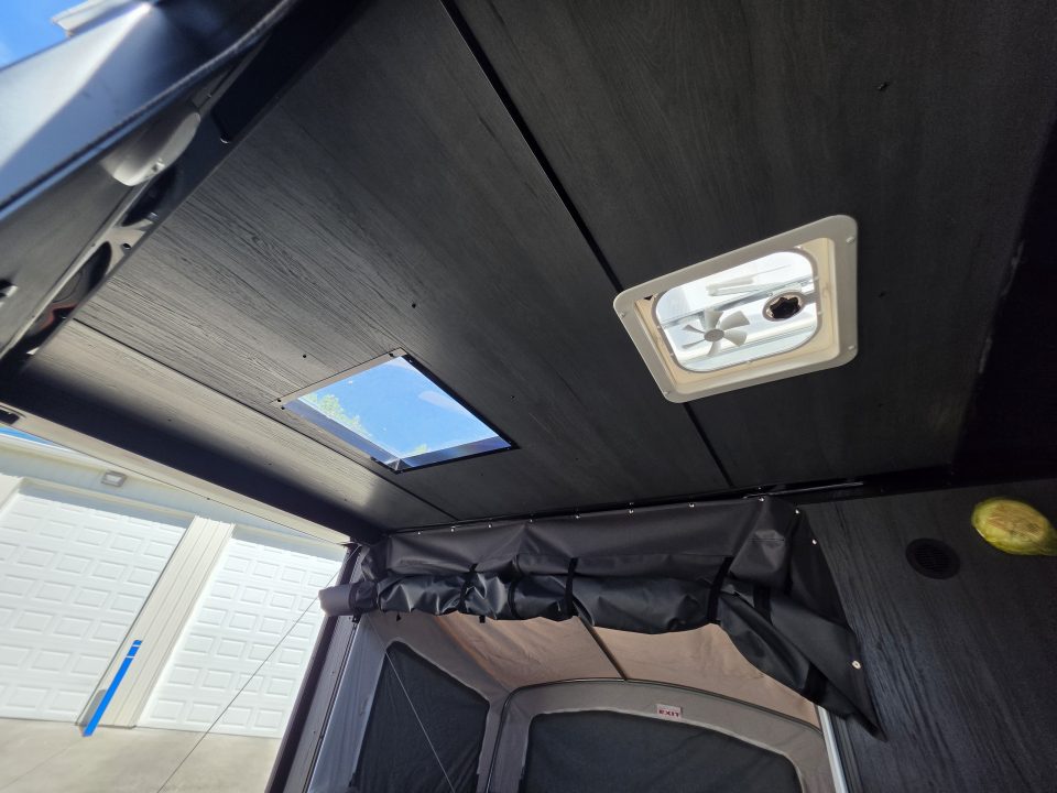 New 5.5 X 10 ENCLOSED TENT TRAILER SINGLE AXLE FOLD OUT BUNK KITCHENETTE TABLE 2027 FOREST RIVER
