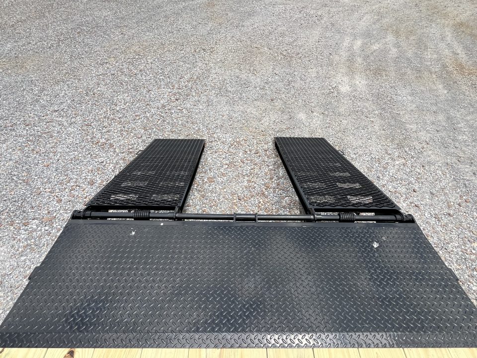 New 2027 MAXXD 83"x24' 15.6k Gooseneck Equipment Trailer