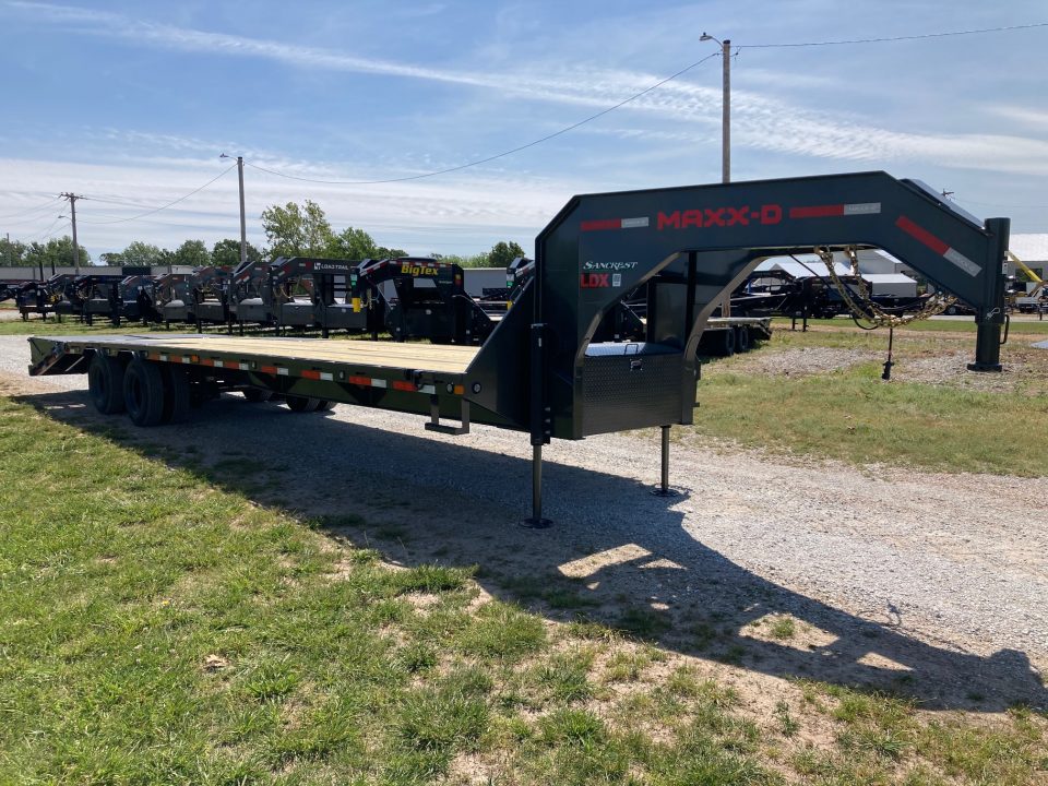 New 2027 MAXX-D 102X32 TANDEM 25.9K GN W/ HYDROJACKS & MAX RAMPS