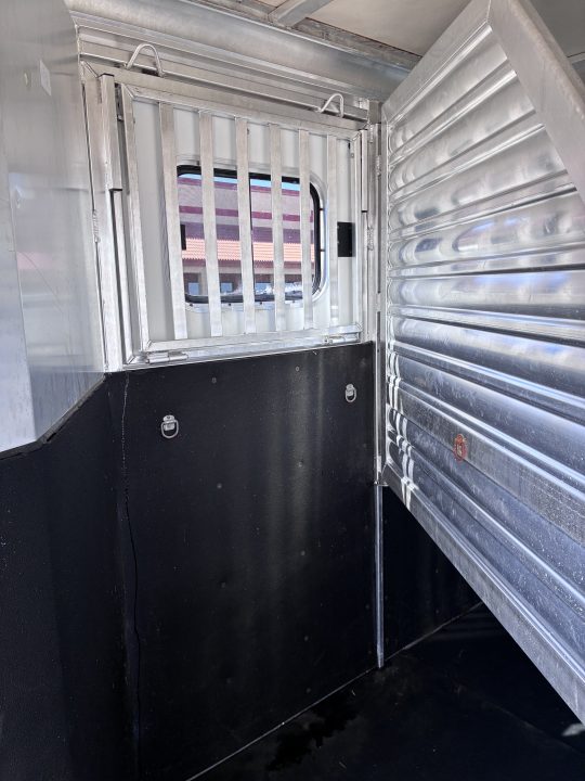 Used 2002 CM Trailers 3H GN Horse Trailer