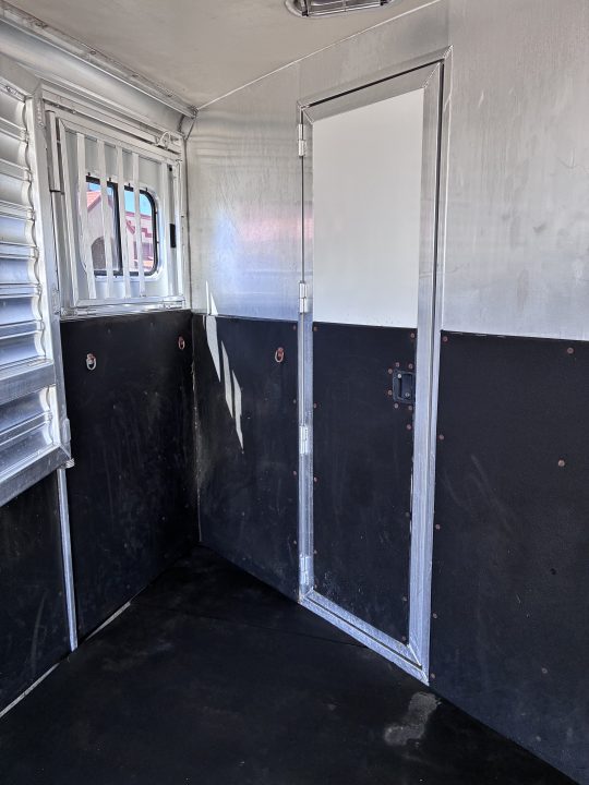 Used 2002 CM Trailers 3H GN Horse Trailer