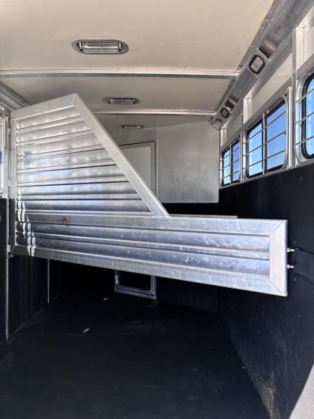 Used 2002 CM Trailers 3H GN Horse Trailer
