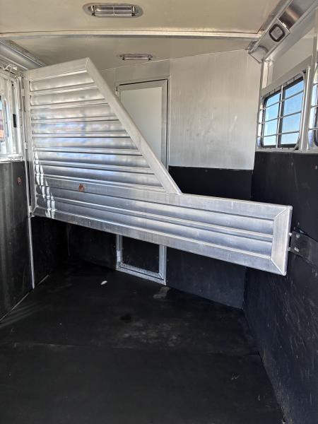 Used 2002 CM Trailers 3H GN Horse Trailer