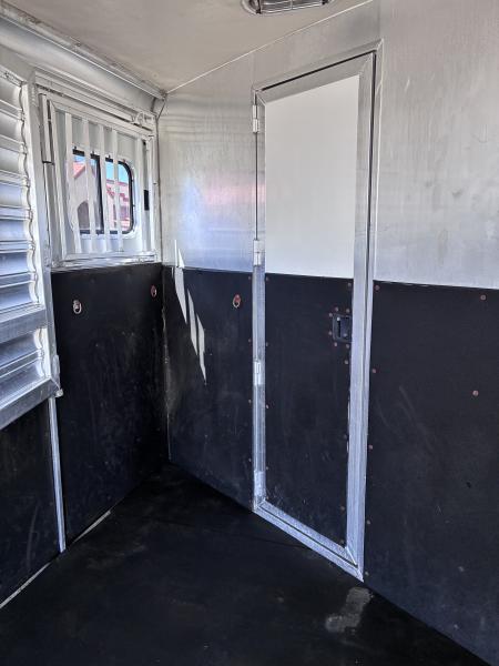 Used 2002 CM Trailers 3H GN Horse Trailer