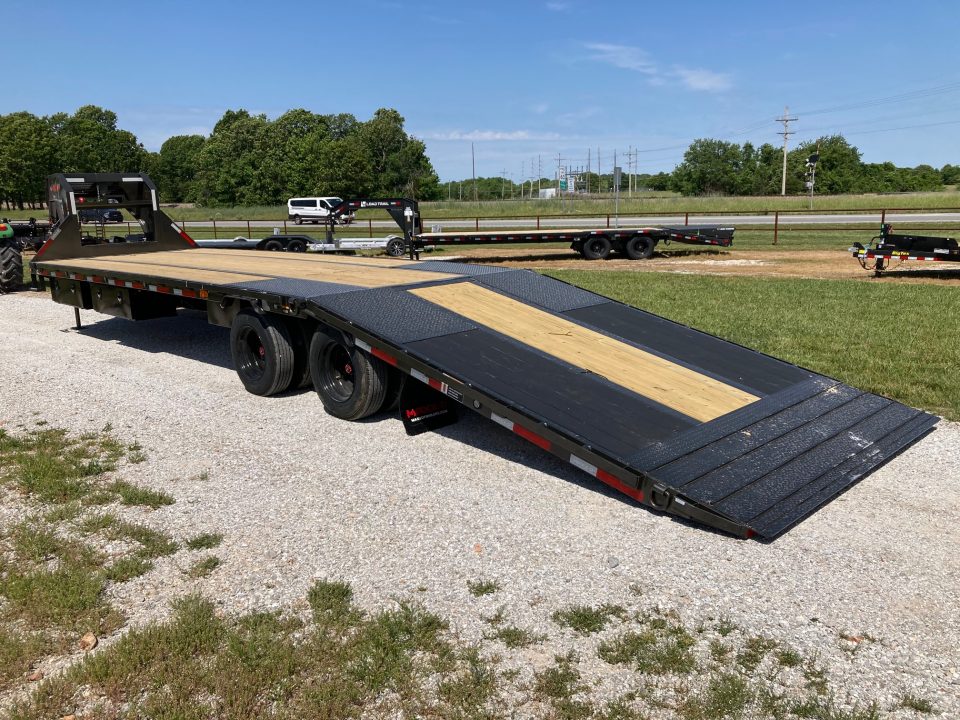 New 2027 MAXX-D 102X34 TANDEM 40K GN HYDROTAIL W/ BLACKWOOD RUNNERS, HYDROJACKS, DISC BRAKES & WIRELESS REMOTE Deckover Trailer