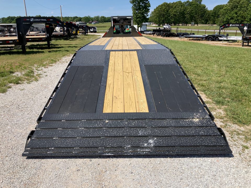 New 2027 MAXX-D 102X34 TANDEM 40K GN HYDROTAIL W/ BLACKWOOD RUNNERS, HYDROJACKS, DISC BRAKES & WIRELESS REMOTE Deckover Trailer