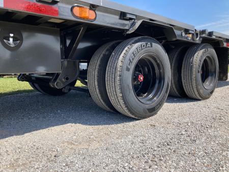 New 2027 MAXX-D 102X34 TANDEM 40K GN HYDROTAIL W/ BLACKWOOD RUNNERS, HYDROJACKS, DISC BRAKES & WIRELESS REMOTE Deckover Trailer