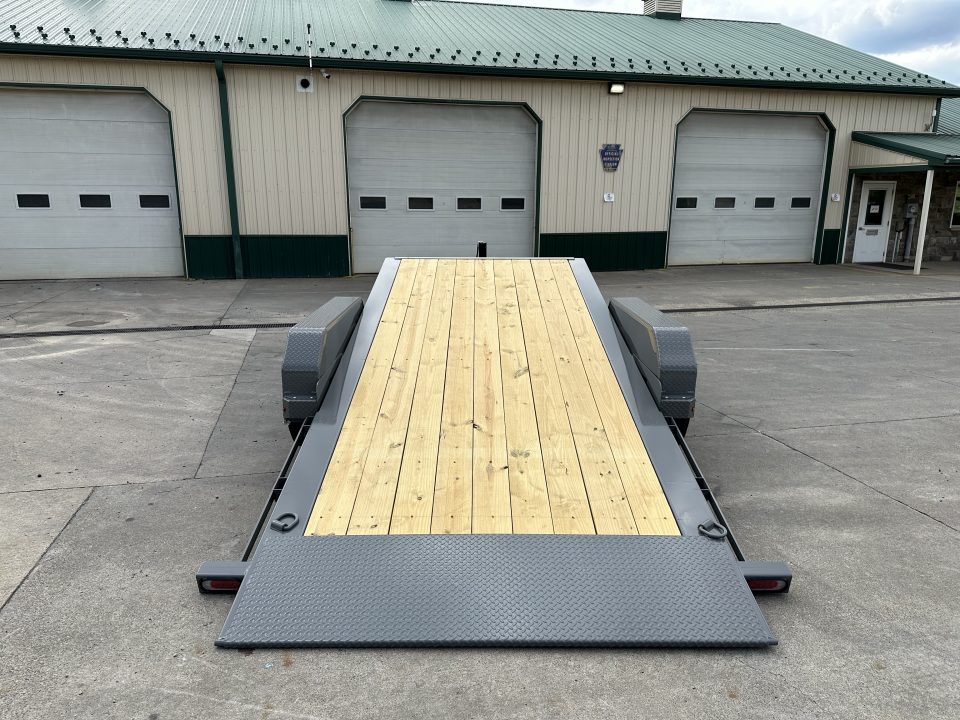 New Diamond C 20' Hydraulic Dampening Tilt with Hydraulic Jack (HDT 207)