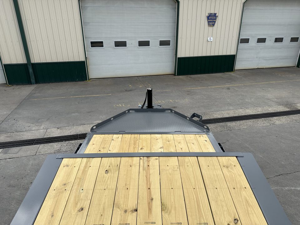 New Diamond C 20' Hydraulic Dampening Tilt with Hydraulic Jack (HDT 207)