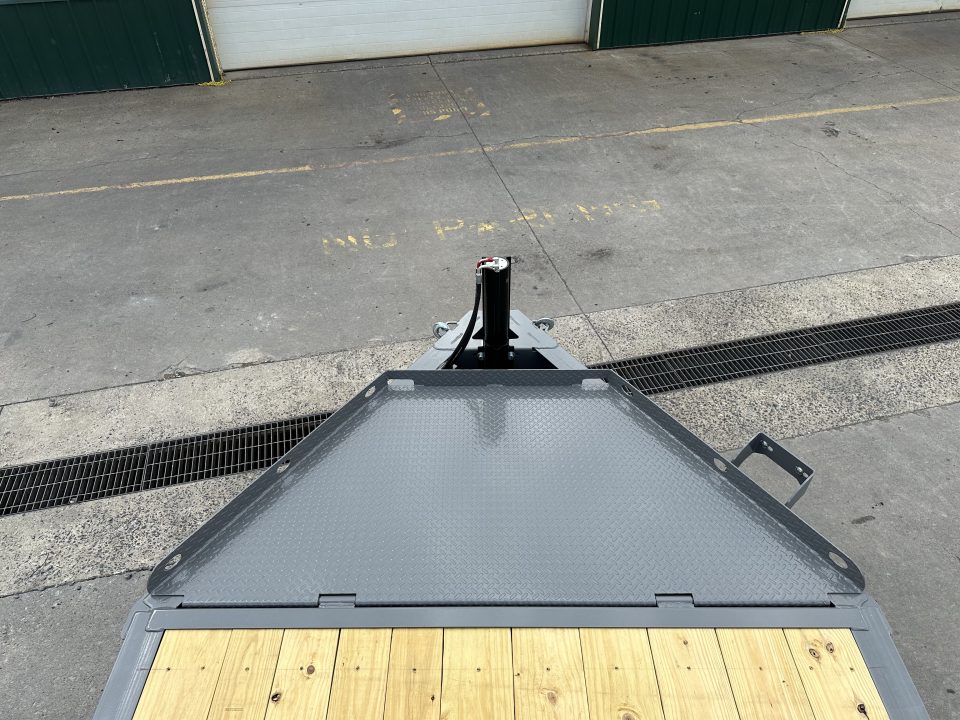 New Diamond C 20' Hydraulic Dampening Tilt with Hydraulic Jack (HDT 207)
