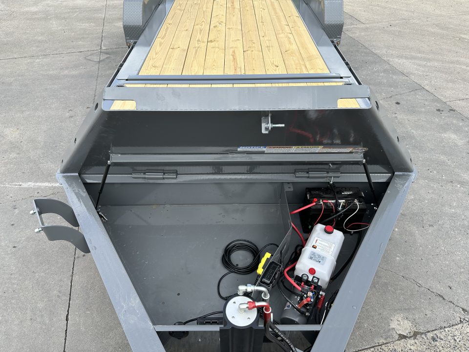 New Diamond C 20' Hydraulic Dampening Tilt with Hydraulic Jack (HDT 207)