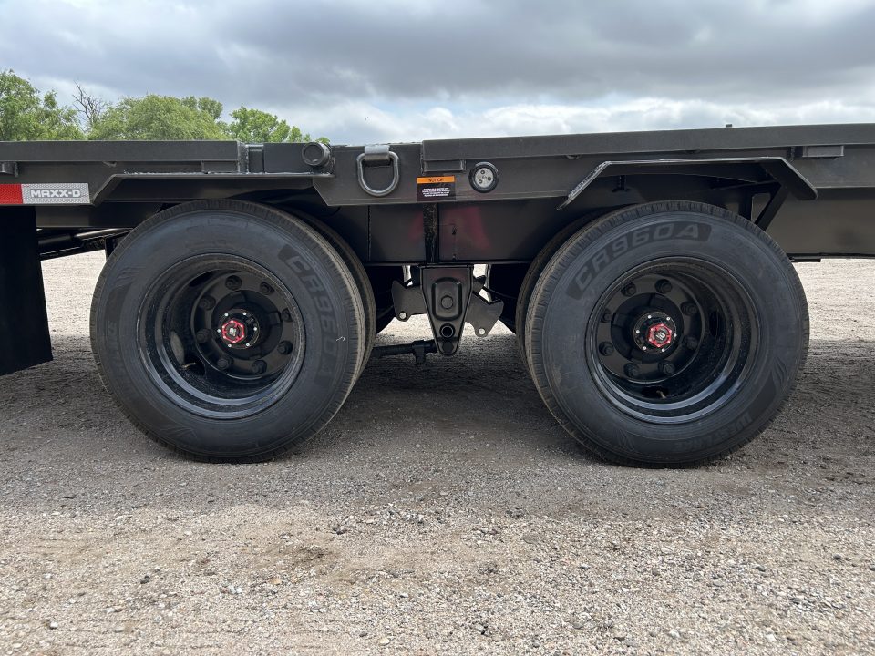 New 2027 MAXX-D YDX 102X32 Flatbed Trailer Hyd Dovetail