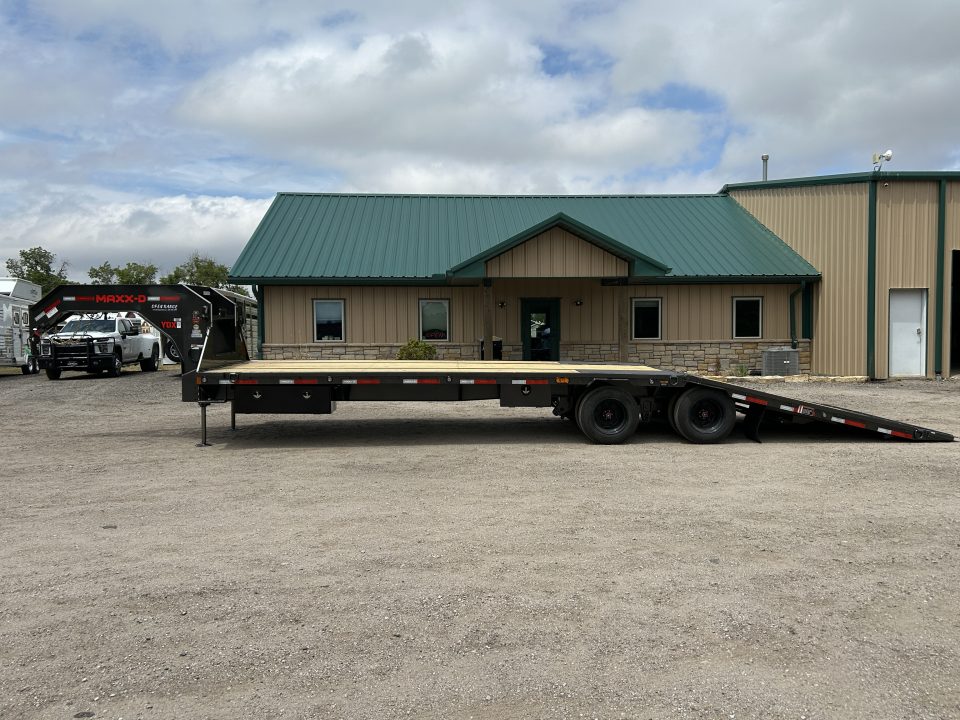 New 2027 MAXX-D YDX 102X32 Flatbed Trailer Hyd Dovetail