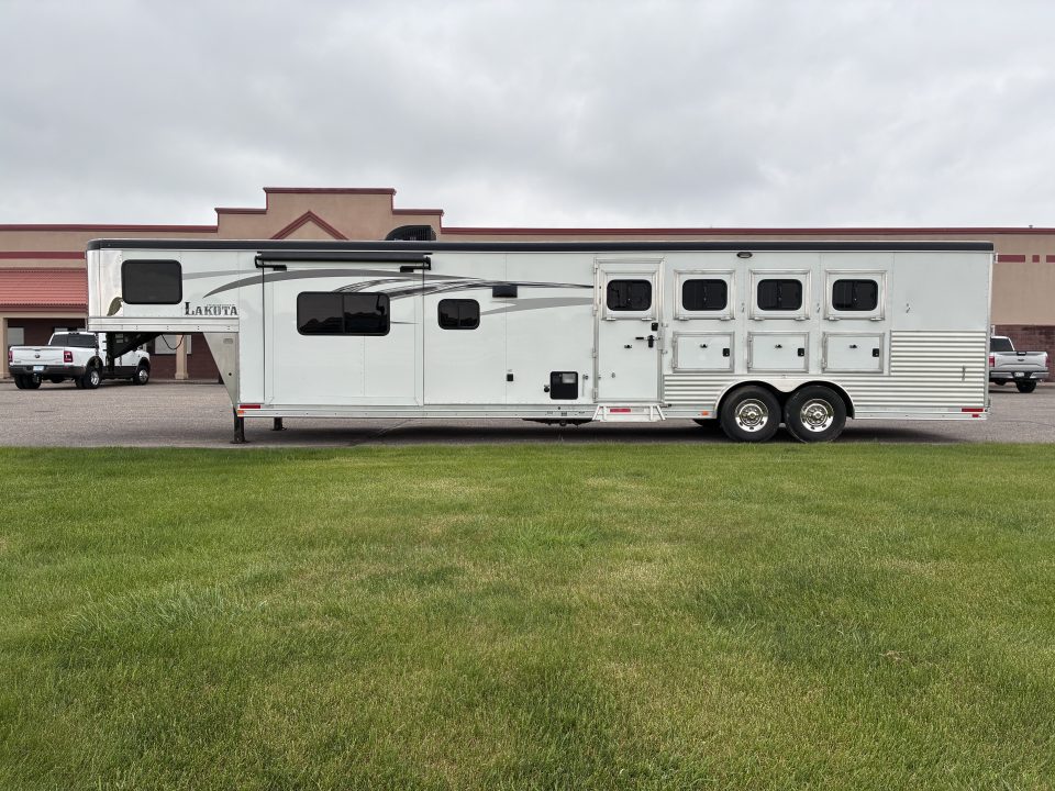 Used 2016 Lakota 4H 15'LQ with Rear Kitchen Horse Trailer