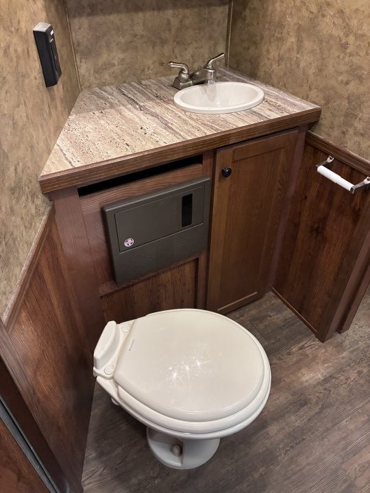 Used 2016 Lakota 4H 15'LQ with Rear Kitchen Horse Trailer