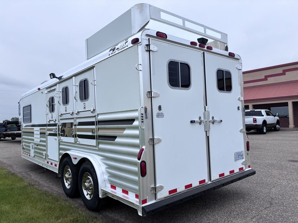 Used 2004 4-Star Trailers 3H 9'LQ Horse Trailer