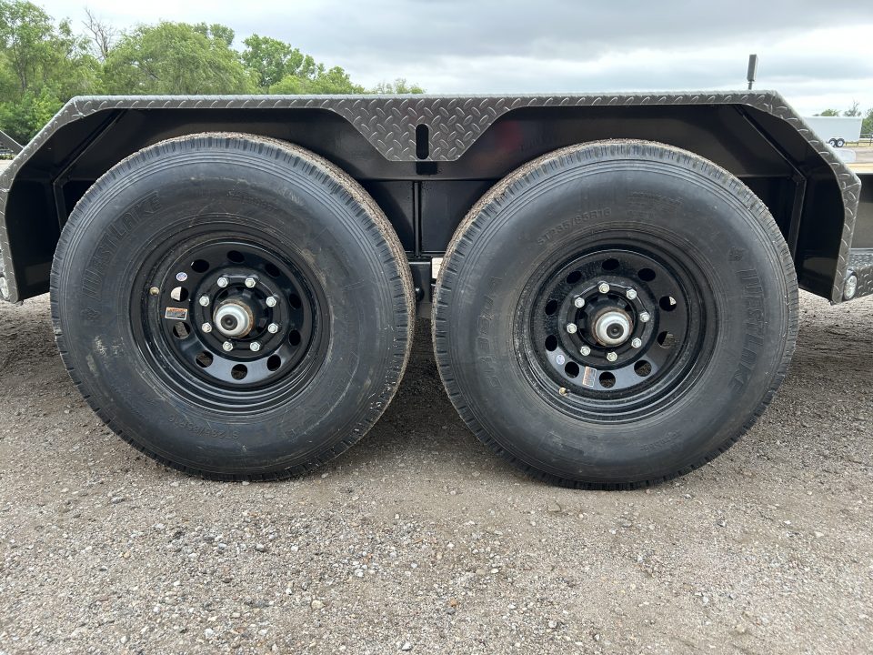 New 2027 MAXX-D EHX 83x22 Equipment Trailer