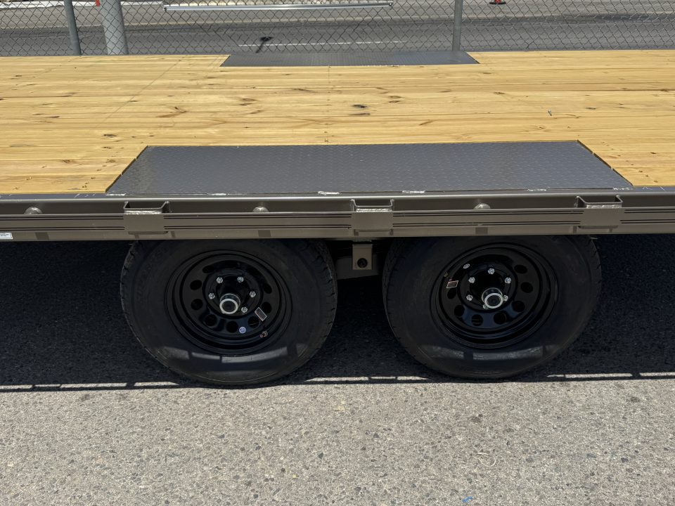 New 2026 Diamond C GDD 102"x18' - 10K Deckover Equipment Trailer