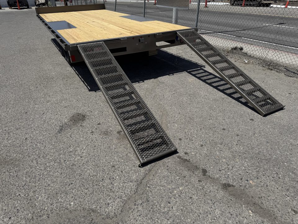 New 2026 Diamond C GDD 102"x18' - 10K Deckover Equipment Trailer