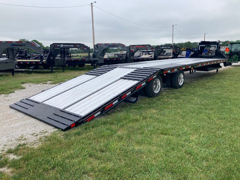 New 2026 Diamond C Trailers 102X40 TANDEM 40K HYDROTAIL W/ ALUM FLOOR, HYDROJACKS, AIR RIDE, 72" SPREAD & WIRELESS REMOTE Deckover Trailer