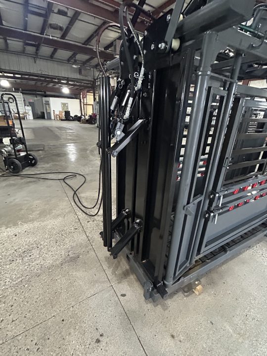New 2026 Catch Master Hydraulic Squeeze Chute