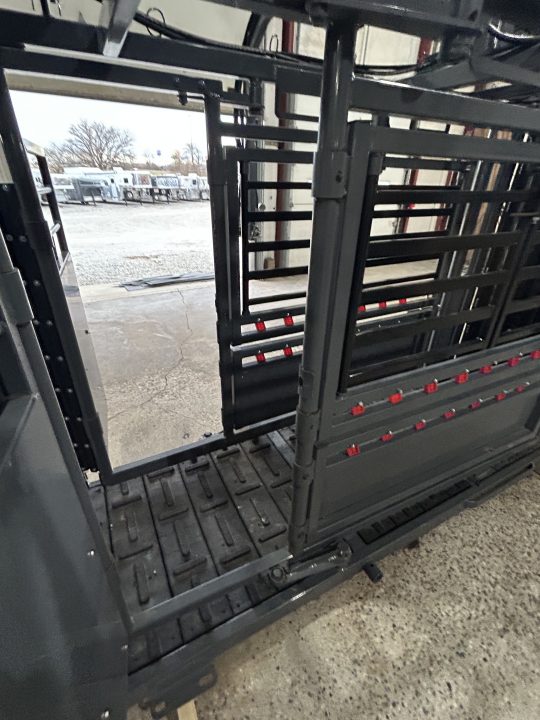 New 2026 Catch Master Hydraulic Squeeze Chute