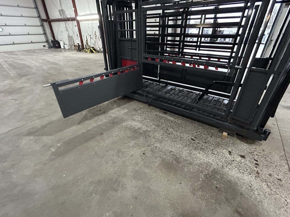 New 2026 Catch Master Hydraulic Squeeze Chute