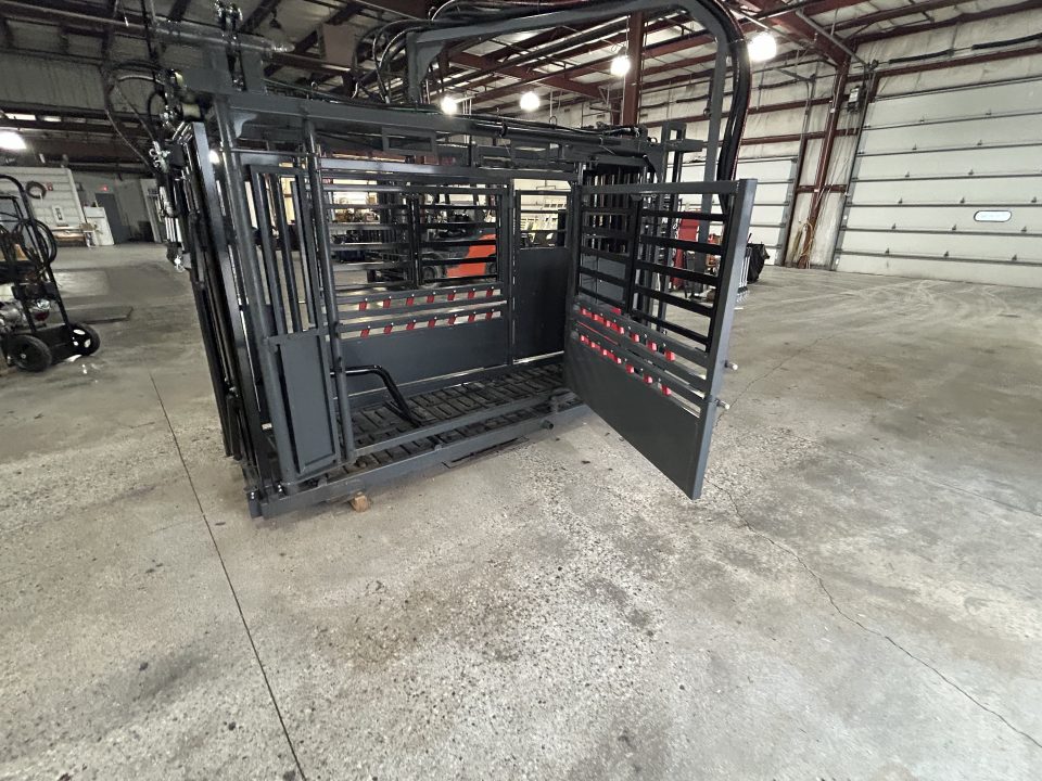 New 2026 Catch Master Hydraulic Squeeze Chute