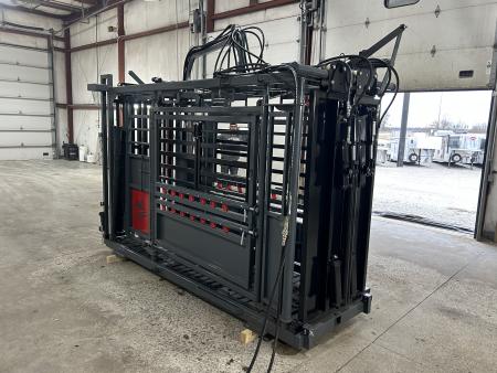 New 2026 Catch Master Hydraulic Squeeze Chute