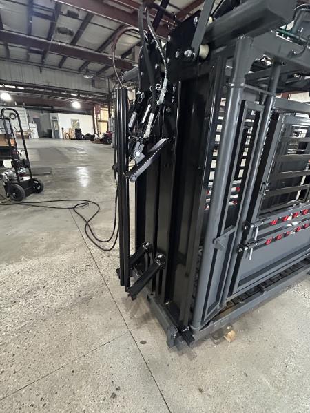 New 2026 Catch Master Hydraulic Squeeze Chute