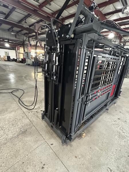 New 2026 Catch Master Hydraulic Squeeze Chute