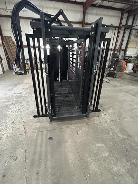 New 2026 Catch Master Hydraulic Squeeze Chute
