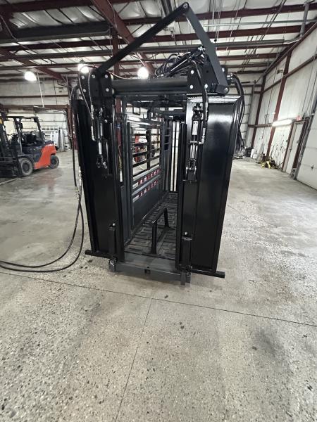 New 2026 Catch Master Hydraulic Squeeze Chute