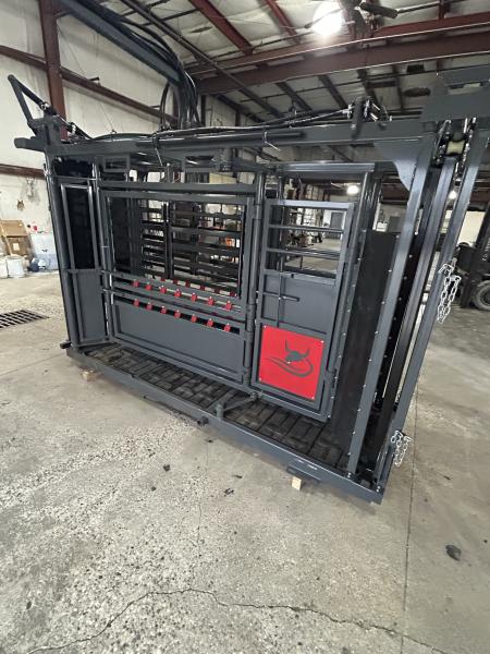 New 2026 Catch Master Hydraulic Squeeze Chute
