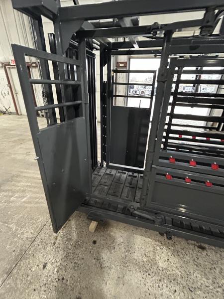 New 2026 Catch Master Hydraulic Squeeze Chute